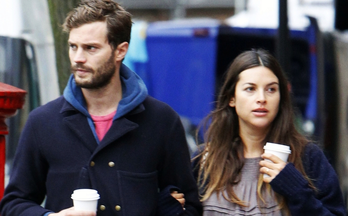 CANDIDS: Amelia e Jamie fazendo compras em Londres (26/10/2013) .